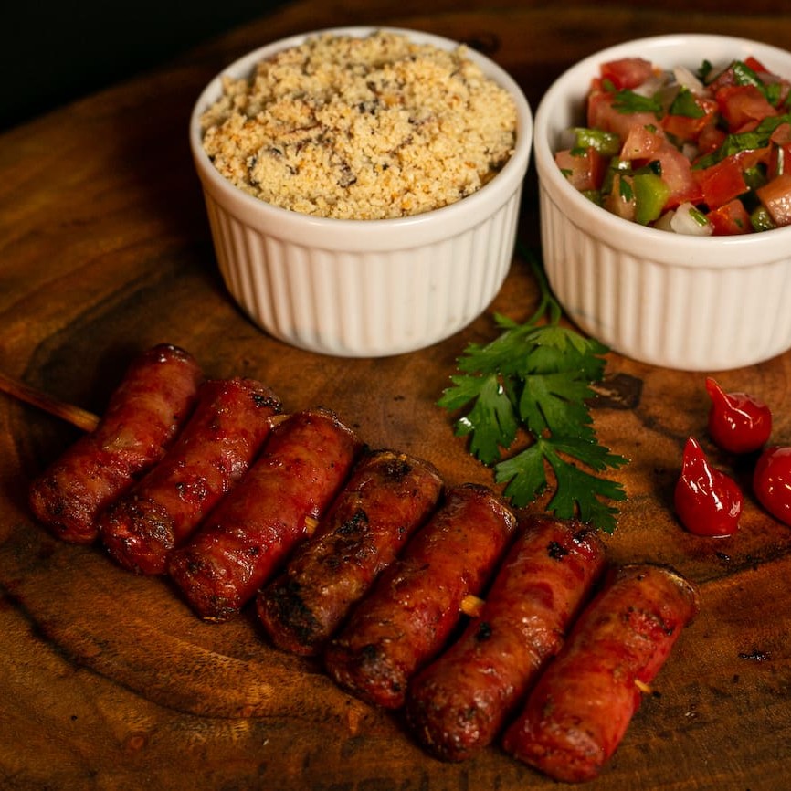 Suculento espeto de linguiça a mineira, informe em observação o ponto ideal do seu espeto.