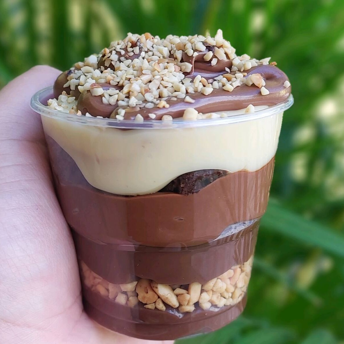 Amendoins, nutella, brigadeiro ao leite e choc branco pedaços de brownie