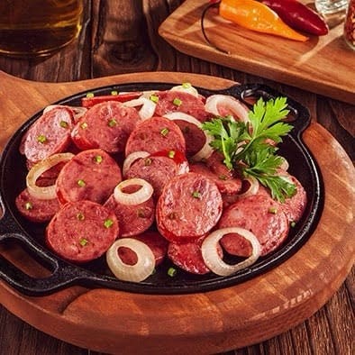 Acompanha arroz, feijão, macarrao e farofa.