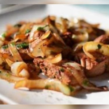 Acompanha arroz feijão isca de carne acebolada e uma deliciosa farofa da casa