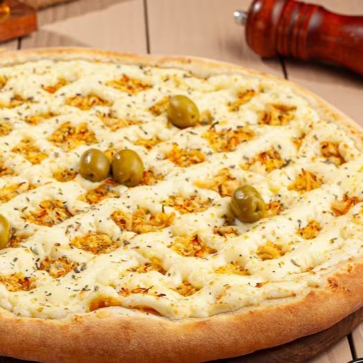 Mussarela, Frango desfiado e temperado com blend de temperos secreto, coberto com uma camada generosa de Catupiry cremoso.