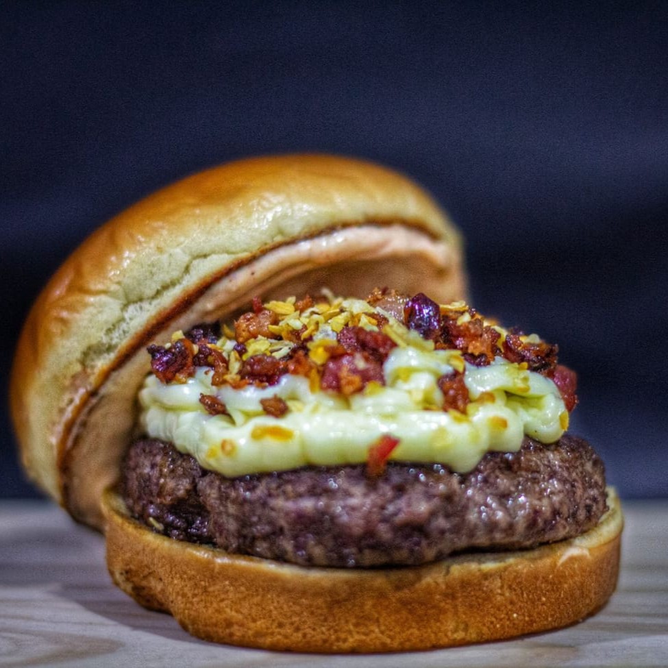 Pão, carne 100g, Catupiry o Original tá, bacon cubo, alho torrado e cebola crispy.