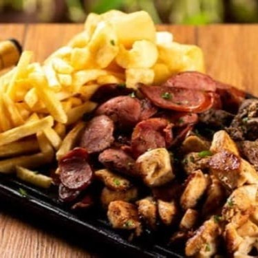 Aproveite 800g de proteínas selecionadas: suculento Bombom de Alcatra, tenro Filé de Peito de Frango e Linguiça Calabresa saborosa. O combo vem com Batatas Fritas crocantes, Molho à Campanha fresco, Arroz soltinho e Farofa dourada. E para deixar tudo ao seu gosto, você pode personalizar os acompanhamentos, escolhendo entre diferentes sabores de arroz, farofa e mais, conforme sua preferência! O com