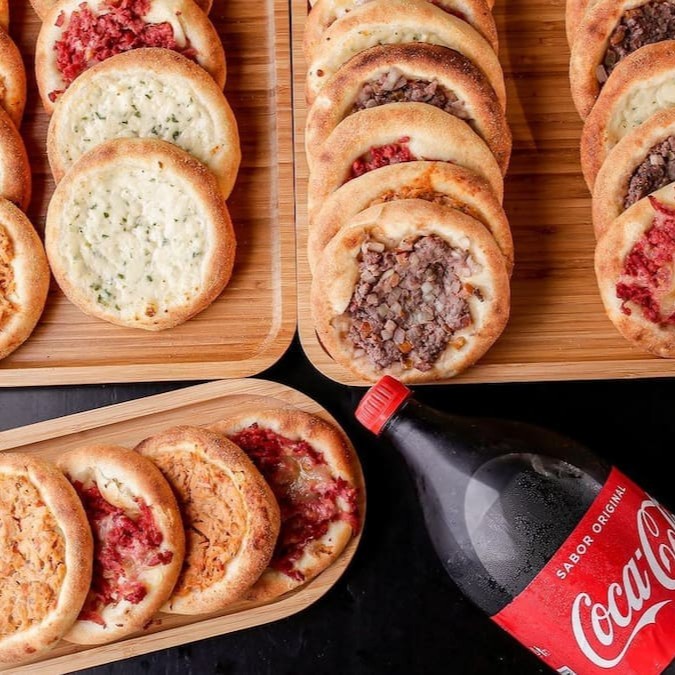15 deliciosas esfihas + 5 esfilha doce de sua escolha com uma Coca-Cola Grátis! Serve 3 pessoas