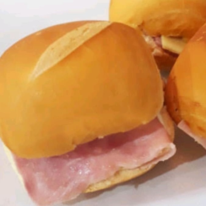 "O sanduiche queridinho pelo personagem ""Chaves"" é tb famoso aqui em nossa loja. Integrado no pao com manteiga de minas, recebe um toque especial no sanduiche."