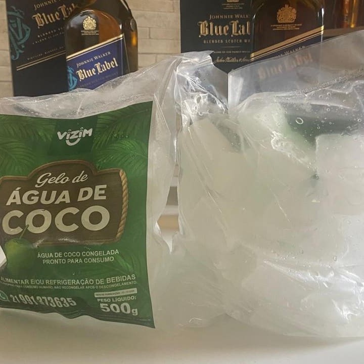 Água De Coco Congelada Pronto Para Consumo Uso Alimentar E/Ou Refrigeração De Bebidas Produto Próprio Para Consumo Humano. Não Recongelar Após O Descongelamento. Peso Líquido:  540g  Produto: Gelo Em Cubos Ingredientes: Água De Coco, Água De Coco Concentrada Reconstituída, Sacarose (Menos De 1% Para Padronização Do Produto) E Antioxidante Ins 223. Conservar: Manter Em Freezer A -18 C Ou Mais Frio
