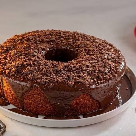 Bolo de cenoura com Ovomaltine e avelã, artesanal, com crocância especial.