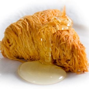 Macarrão árabe-kneff, castanha de caju e nozes.