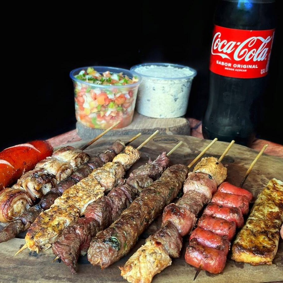 Reunião de família, resenha com os amigos.  escolha seus espetinhos e o ponto ideal.