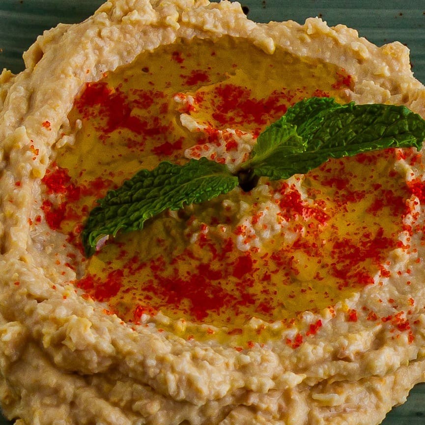 Pasta de grão de bico. Acompanha 1 fatia de pão árabe.