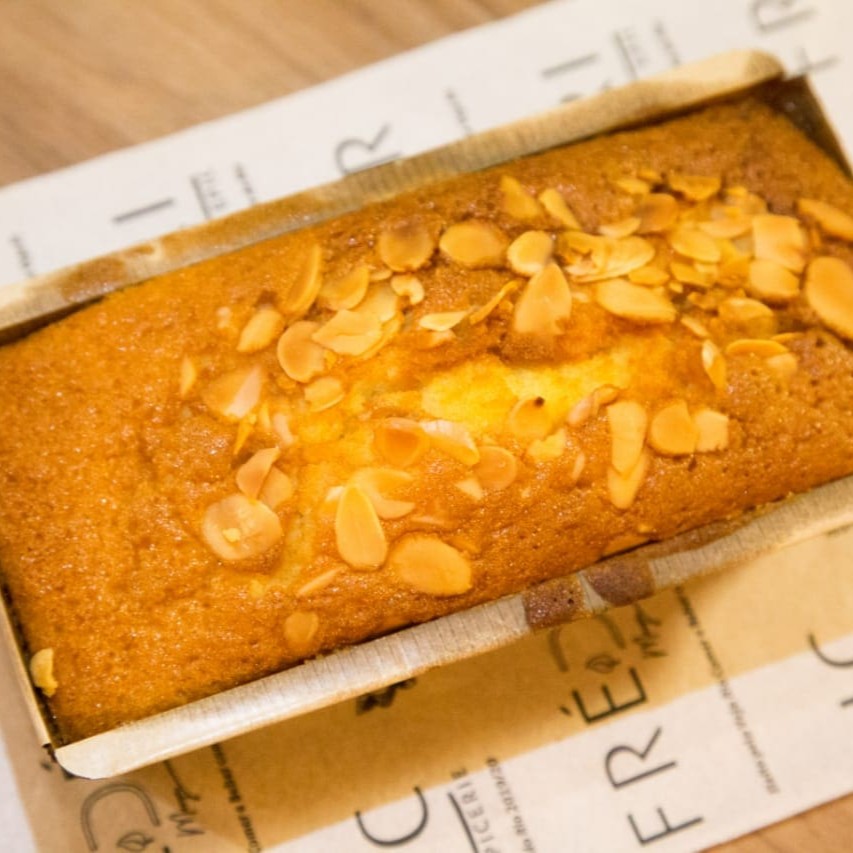 Bolo amanteigado de Laranja com Amêndoas e Laranjas Cristalizadas 400g  *Nossas produções são todas feitas na casa  - Contém Glúten - Não Contém Lactose