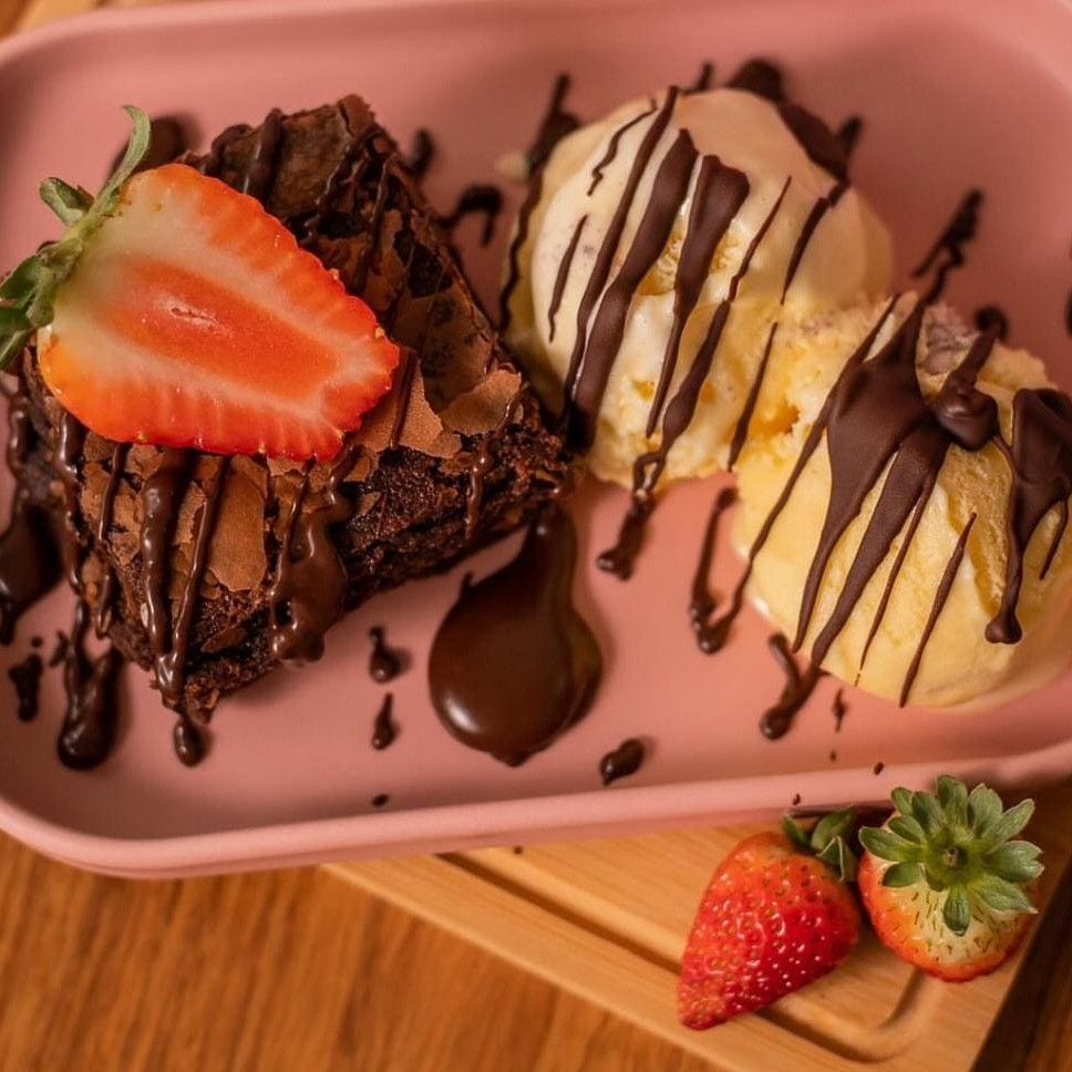 Brownie de chocolate com sorvete da sua opção, copinho de morango , jarrinha de chocolate.