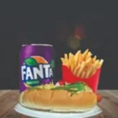 Pão normal, salsicha ou linguiça, tomate, cebola, molhos, passas, azeitona, batata palha, milho verde, ovo de codorna, rúcula, cebola caramelizada,  queijo ralado, batata p e refrigerante lata.