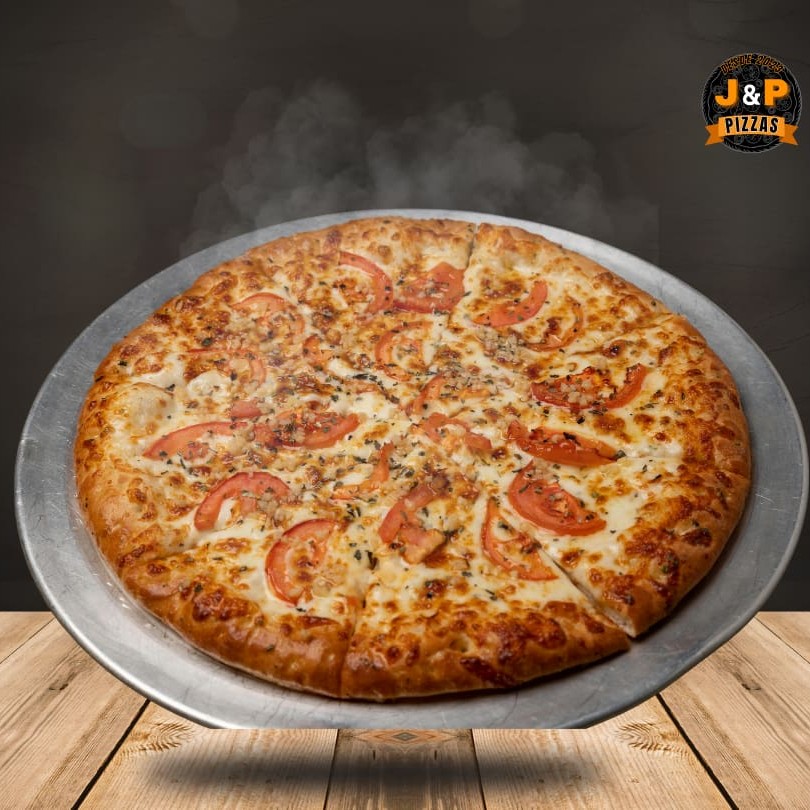 Pizza napolitana média de 30cm com 8 fatias. Preparada com molho de tomate artesanal, queijo mussarela derretido, tomate fatiado fresco, azeitonas e orégano. Massa crocante por fora e macia por dentro, assada na hora. Leve, saborosa e ideal para o jantar a dois ou lanche do Dia a Dia. Serve até 2 pessoas. Sabor tradicional com toque caseiro!