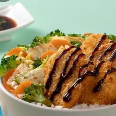 Base De Arroz Japonês Coberto Com Legumes Refogados Ao Molho Oriental + Tiras De Lombinho Crocante Empanado Na Farinha (Panko) Com Cobertura De Molho Tare Especial