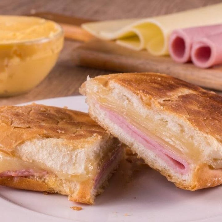 Descubra o irresistível sabor de nosso 'Misto no Pão Francês'. Um clássico dos lanches, elevado à perfeição com ingredientes da mais alta qualidade. O pão francês, crocante por fora e macio por dentro, abriga generosas camadas de queijo e presunto, cuidadosamente selecionados para garantir um sabor inigualável. Cada mordida é uma experiência única de sabor e textura, tornando este lanche a escolha perfeita para qualquer hora do Dia. Renda-se ao encanto do nosso 'Misto no Pão Francês'.