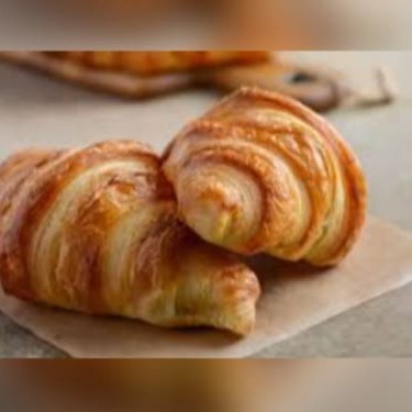 Apresentamos nossos irresistíveis croissants simples ou recheados! Eles são especialmente preparados com uma fermentação natural prolongada de 48 horas, que garantem um sabor único e uma textura incrivelmente leve e aerada. A indulgência é ampliada pelo uso generoso de manteiga, que confere uma riqueza de sabor inigualável e um acabamento dourado e brilhante. Esses croissants são uma verdadeira homenagem à arte da panificação e prometem uma experiência gastronômica verdadeiramente prazerosa.