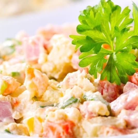 A 404 - Salada de Maionese é uma combinação vibrante e deliciosa de batatas cozidas delicadamente, cenouras crocantes, azeitonas ricas em sabor, passas doces e suculentas e ovos cozidos perfeitamente, todos envolvidos em uma rica e cremosa maionese. Esta salada é uma verdadeira delícia, repleta de sabores e texturas contrastantes que se juntam para criar uma experiência gastronômica incrivelmente satisfatória. Perfeita para qualquer ocasião e categorizada como uma das nossas 'Saladas', a 404 - Salada de Maionese nunca falha em encantar o paladar.