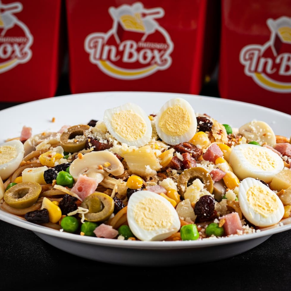 Apresentamos a opção 'Seja Você o Chef, Monte Seu Prato!', especialmente para os amantes de massas. Nesta categoria, você tem o prazer de personalizar sua massa ao seu gosto. Escolha entre uma variedade de massas frescas, molhos deliciosamente preparados e complementos ricamente selecionados. Permita-nos fazer todo o trabalho e proporcionar uma experiência culinária inigualável.   Nota: Se precisa