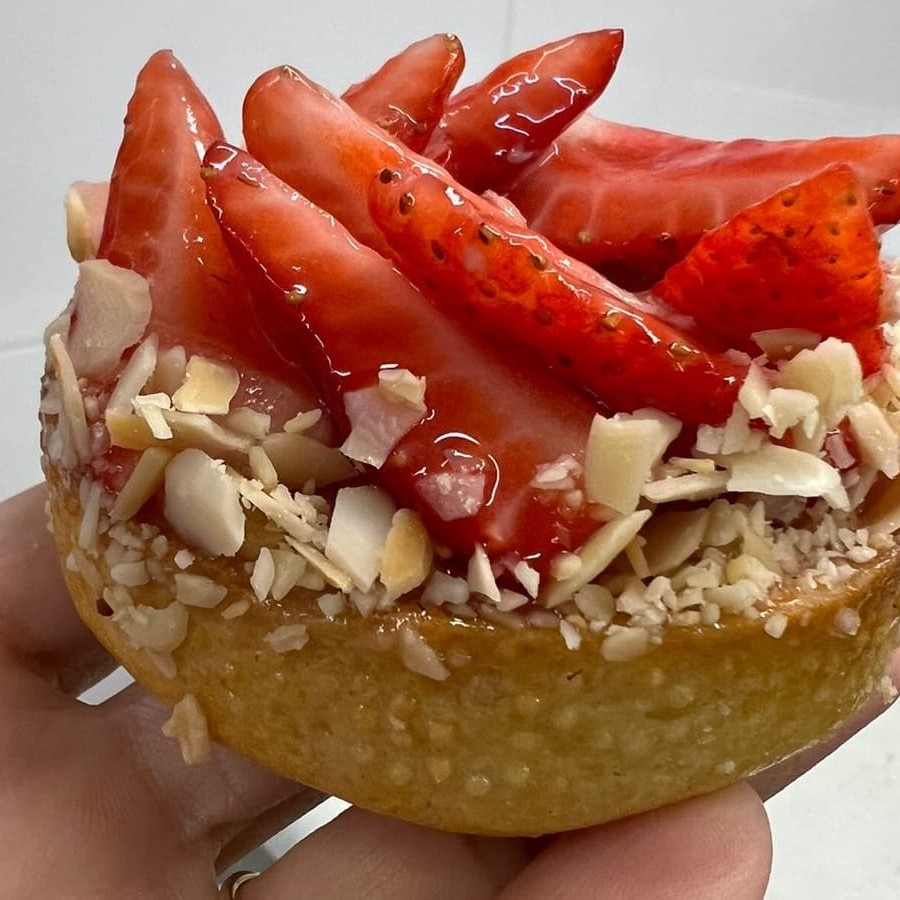 Massa sablé crocante, feita com base de amêndoas! Recheio de creme patisserie, morangos e amêndoas: uma combinação refrescabte e deliciosa, sofisticação a cada mordida!