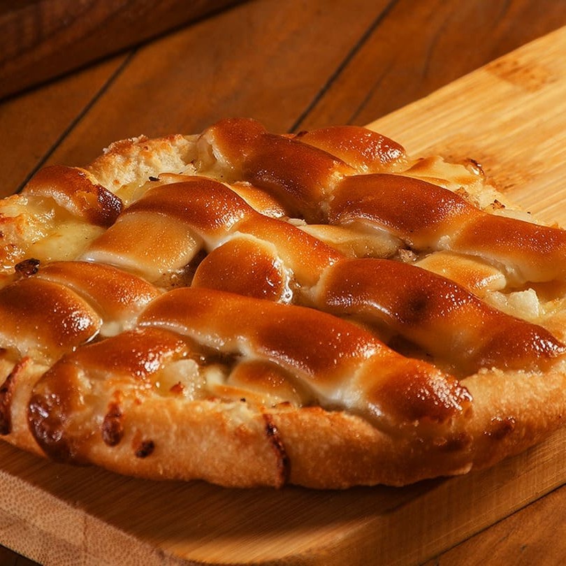 Abacaxi caramelizado com camadas crocantes de chocolate branco