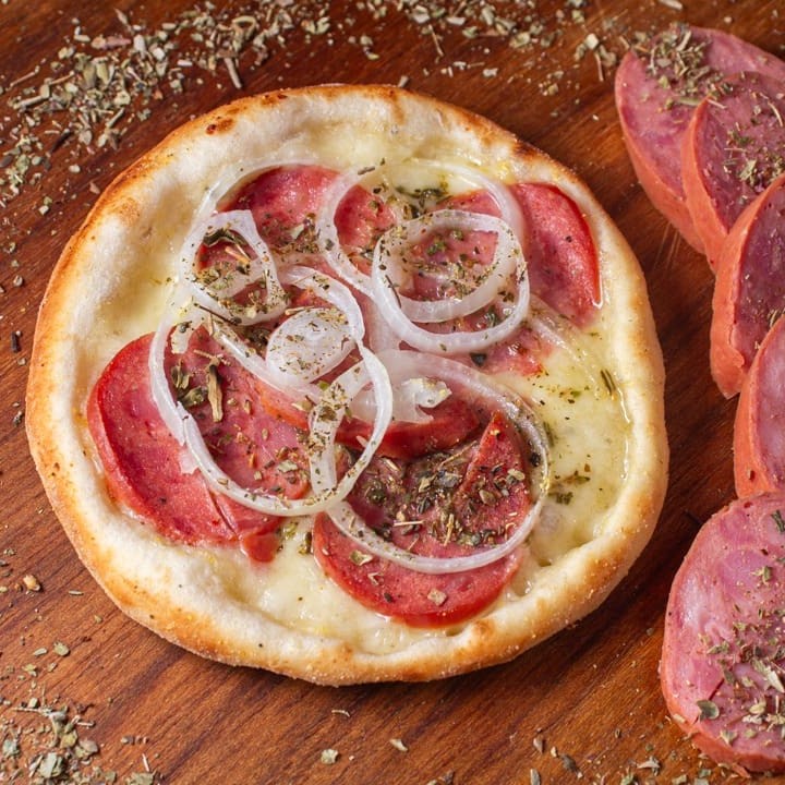 Esfiha Pizza Mix: Uma deliciosa fusão de pizza e esfiha, recheada com queijo derretido, molho de tomate e temperos que lembram o sabor autêntico de uma pizza. Tudo isso envolto em uma massa leve e crocante, perfeita para quem adora pizza em formato de esfiha!