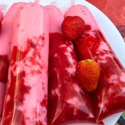 Massa de sorvete super cremosa, sabor incrível de morango com uma textura suave de mousse e com recheio de geléia de morango totalmente artesanal. Vale a pena conferir.