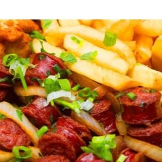 Porção de linguiça calabresa acebolada com fritas. Indicada para até 3 pessoas!