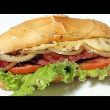 Pão francês, linguiça calabresa, queijo mussarela, ovo, alface, tomate e cebola.