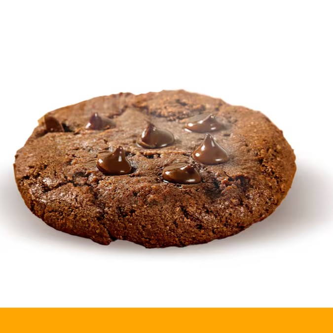 Apresentamos o nosso maravilhoso Cookie de Chocolate. Cuidadosamente preparado pela Forno de Minas, este cookie é uma verdadeira delícia. Seu exterior crocante cria uma combinação perfeita com o seu interior macio. O sabor do chocolate é puro e intenso, proporcionando uma experiência irresistível a cada mordida. É o prato perfeito para aqueles que apreciam um doce indulgente e de alta qualidade. Com certeza, é uma opção irresistível 'Para Comer' e se deliciar!