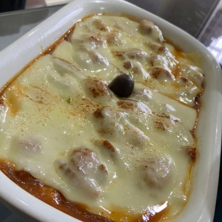 - filé de camarão à milanesa e ao molho de tomate, gratinado com muçarela, guarnecido com arroz branco e purê.