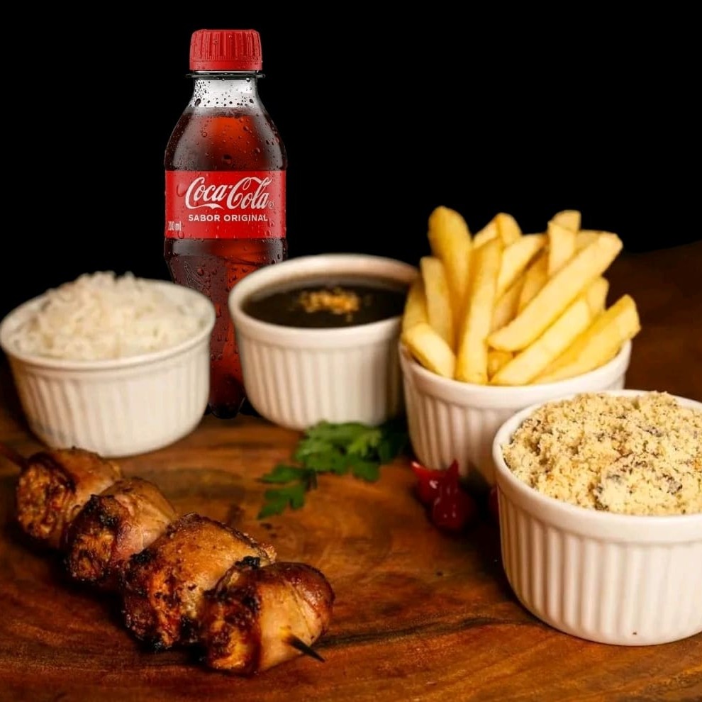 Nosso prato executivo serve 1 pessoa. Acompanha arroz branco, delicioso feijão, farofa de alho e cebola, nossa crocante batata frita palito e 1 espeto. Enviamos cada item em  embalagens separada.