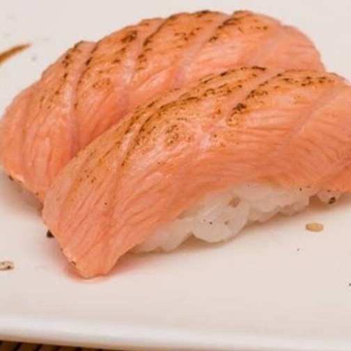 Bolinha de arroz salmom em cima