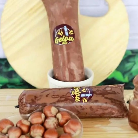 Uma sobremesa surreal de creme de avelã recheado com Nutella.