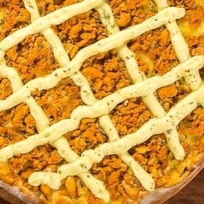 Molho De Tomate, Mussarela, Frango Temperado, Catupyri E Orégano.