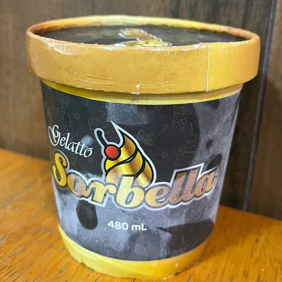 Gelato artesanal de pistache, cremoso e sofisticado, feito com ingredientes selecionados para um sabor autêntico e irresistível.