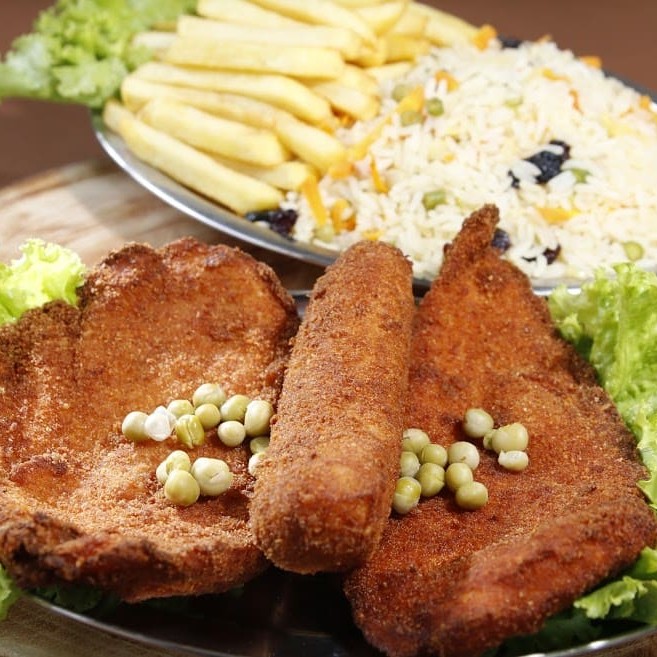 - filé de frango à milanesa, banana à milanesa, acompanha arroz à grega e batata frita.