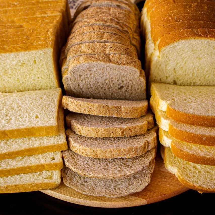 Experimente nossos pães especiais, pães da casa fresquinhos, massa macia, para acompanhar seu café da manhã e lanche da tarde.