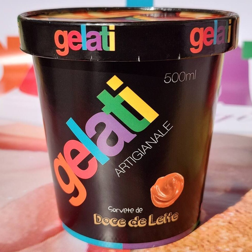 Sorvete artesanal de doce de leite mesclado com o melhor doce de leite para você saborear