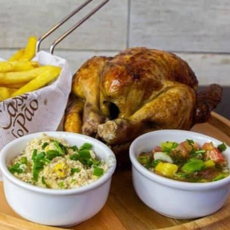 Acompanhamentos: batata chips farofa  uma Coca-Cola ou matte