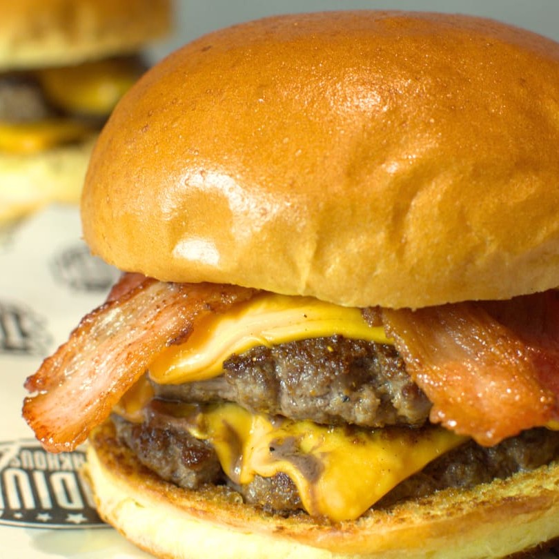 São dois questra smashes (pão brioche, duas carnes de 90g, cheddar, molho ranch e bacon) Os dois smashs acompanham duas porções de batatas chips + dois refrigerantes lata. Aproveite!