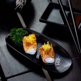 Salmão enrolado no camarão com creem cheese caramelizado com um toque de limão siciliano.