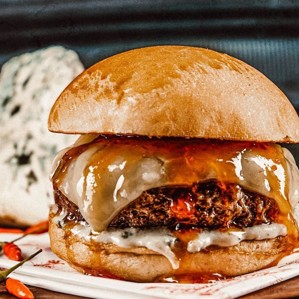 Suculento blend bovino de angus, queijo muçarela, queijo gorgonzola derretido e nossa geleia de pimenta artesanal no pão de brioche. Deliciosamente viciante.