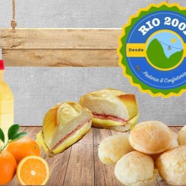 Comece o seu Dia com nosso café da manhã especial. Ele inclui um delicioso misto quente, crocante por fora e recheado com queijo derretido e presunto suculento. Além disso, acompanha quatro irresistíveis pães de queijo, fresquinhos e com sabor autêntico de Minas Gerais. Para completar, sirva-se de um refrescante suco de laranja natural, com 300 ml, perfeito para despertar o paladar e deixar sua manhã ainda mais energizante. Uma refeição completa e saborosa para começar bem o Dia!