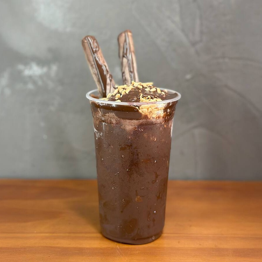 Açaí com recheio de creme de Sonho de Valsa: chocolate, amendoim e biscoito wafer. Novidade que veio para ficar!