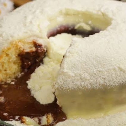 Bolo 100% Caseiro com o sabor de sua escolha coberto com uma super cobertura Vulcão de Nutella no centro e de Ninho por cima!!!