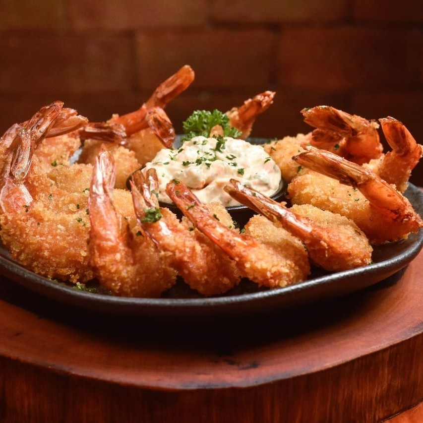 300g de camarões empanados na tempura de chopp da casa e farinha panko. Acompanha molho tártaro.