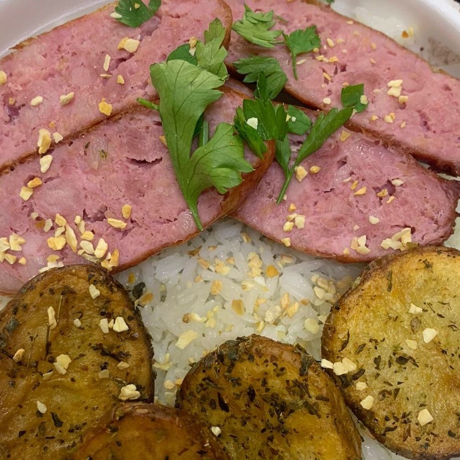 Acompanha Arroz, Feijão, Farofa, Batata Frita Ou Rústica E Salada A Sua Escolha.  **Servido Em Embalagem Redonda De Isopor **Refeição Individual **Imagem Real De Nosso Produto