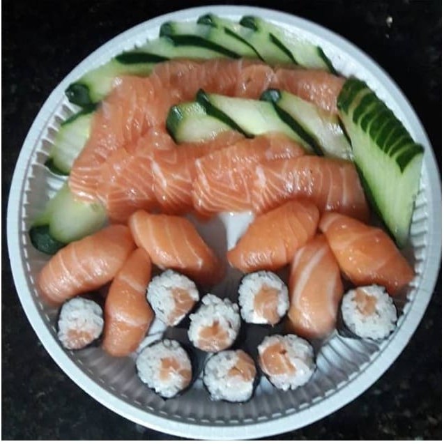 10 sashimi de salmão, 6 sushi salmão, 8 sakemaki