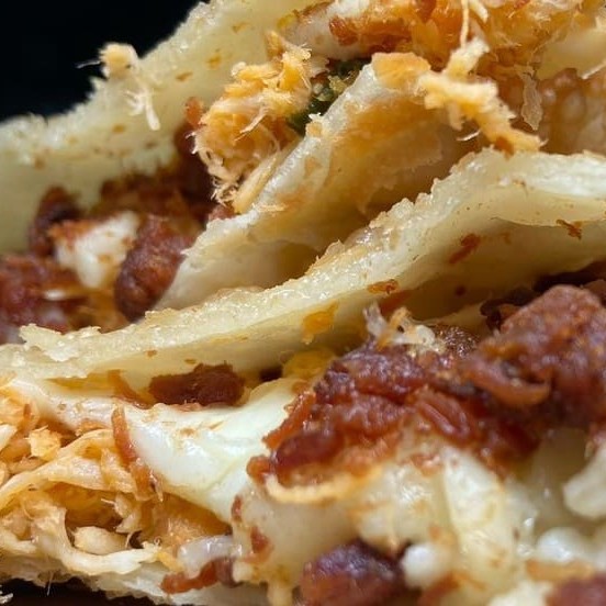 Pastel de 20cm, recheio de frango desfiado, queijo muçarela, bacon e milho.